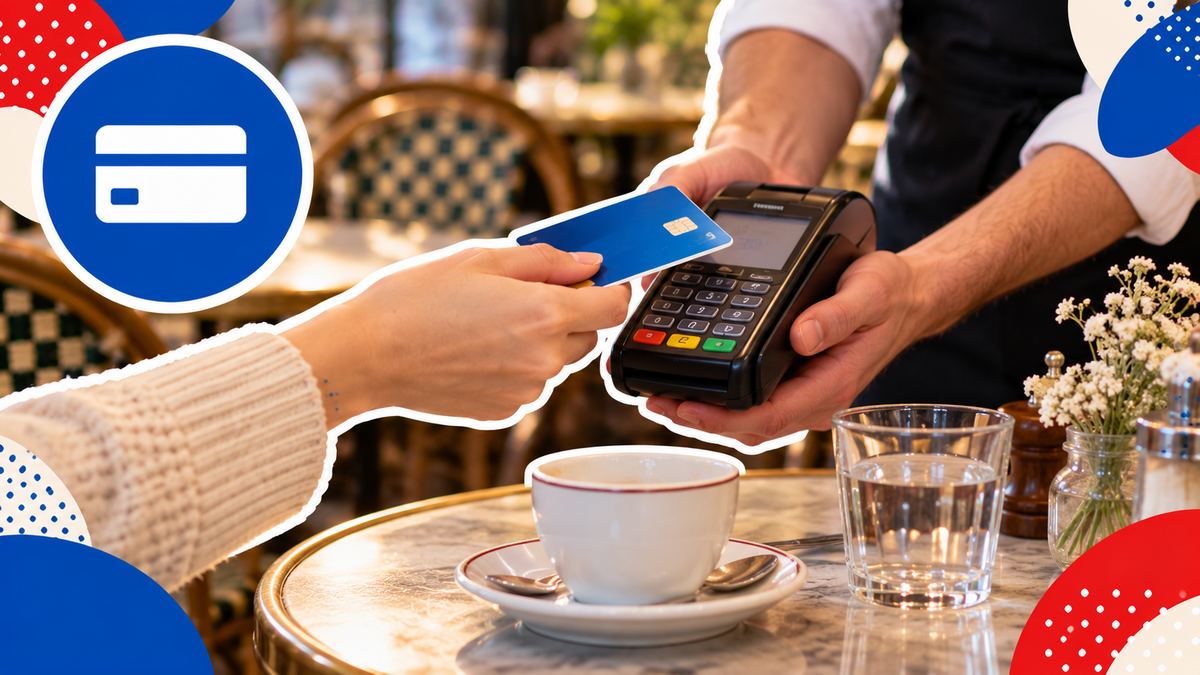 カフェのテーブルで、カード決済の端末を店員から受け取る手元