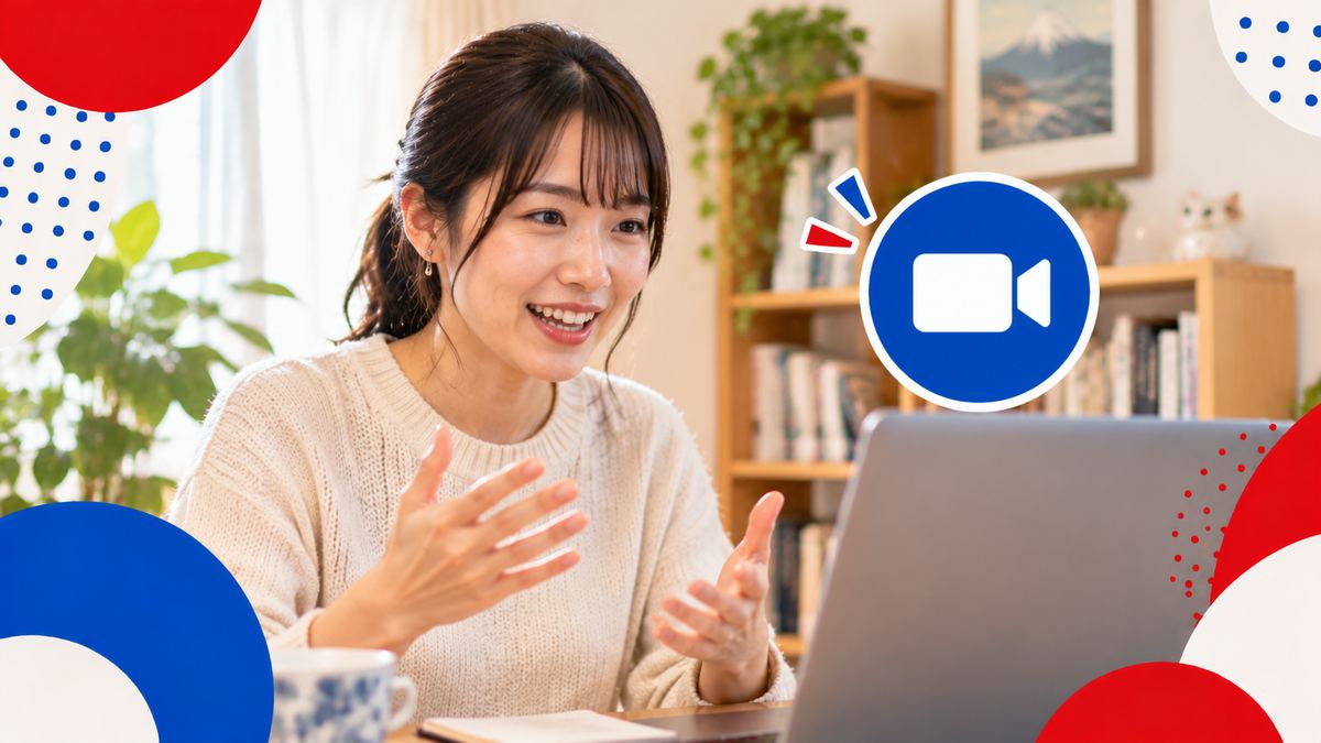 自宅のノートパソコンの前で、身ぶりをまじえてオンラインレッスンをする日本人の若い女性